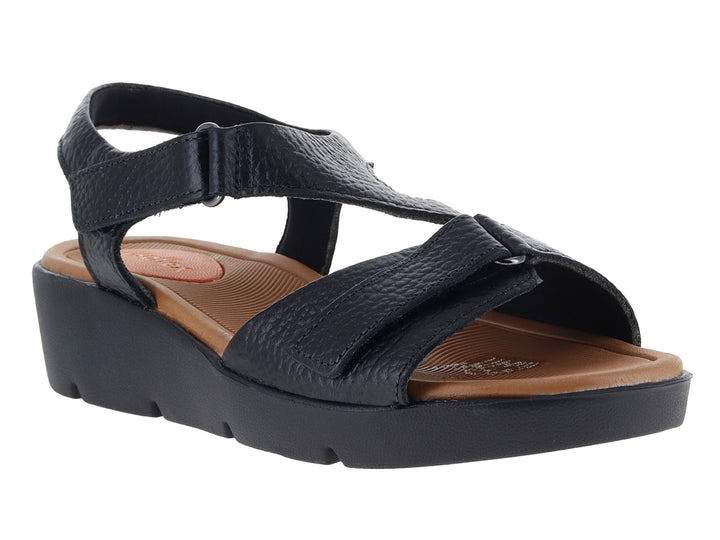 Sandalias negras de plataforma con correa ajustable y plantilla color café.