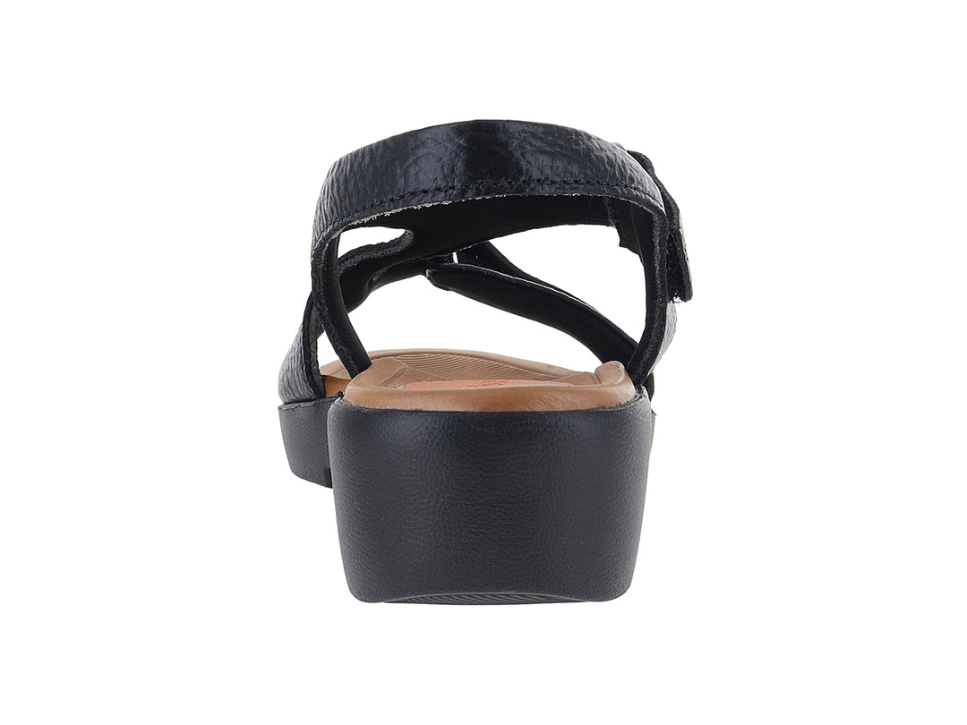 Sandalias negras de plataforma con correa ajustable y plantilla color café.