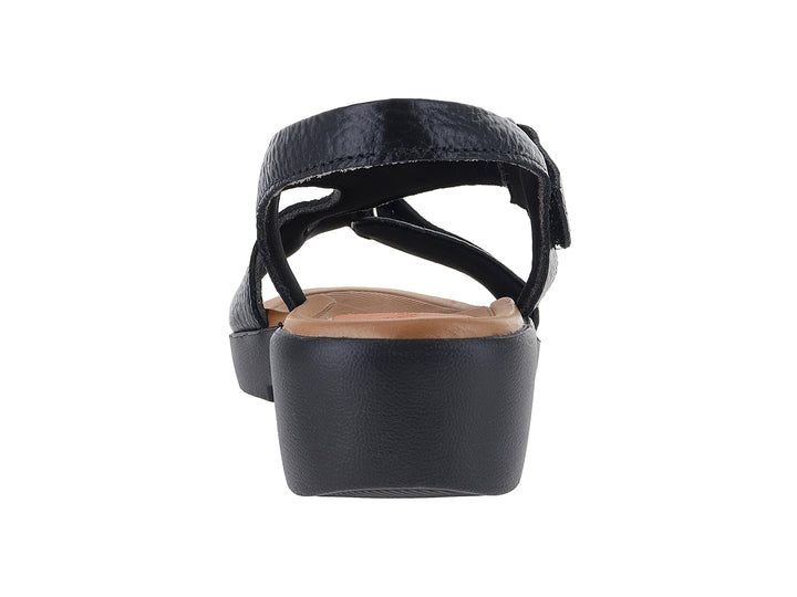 Sandalias negras de plataforma con correa ajustable y plantilla color café.
