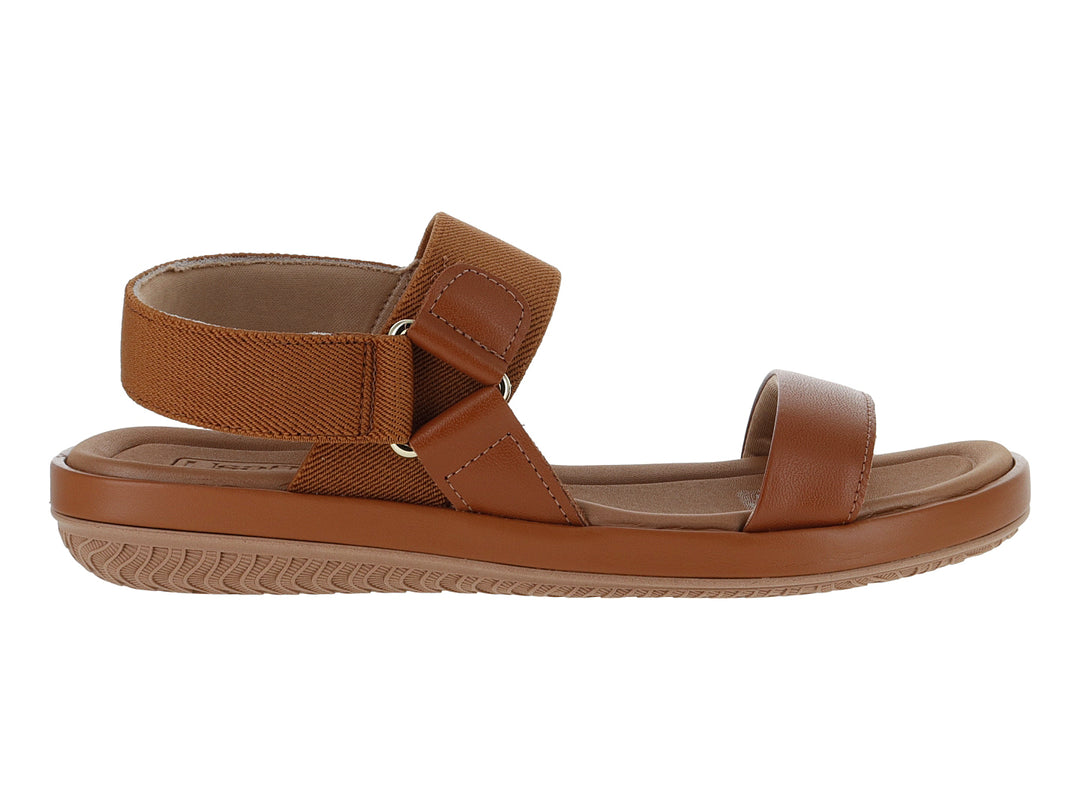Sandalia USAFLEX color dulce de leche para mujer con correa ajustable y suela confortable.