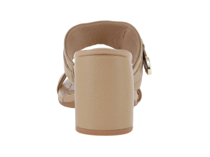 Sandalia color blush con tacón bloque y hebilla dorada.