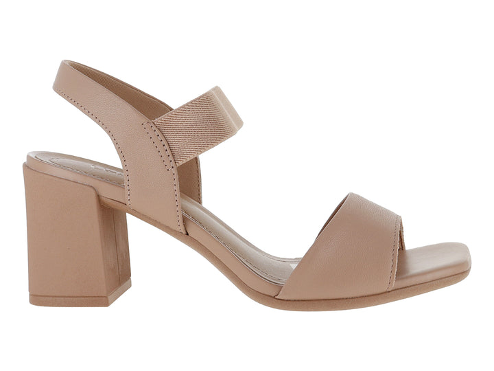 Sandalia color nude con tacón cuadrado y correa elástica para mujer.