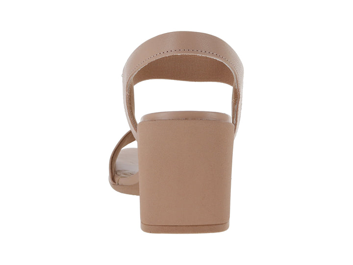 Sandalia color nude con tacón cuadrado y correa elástica para mujer.