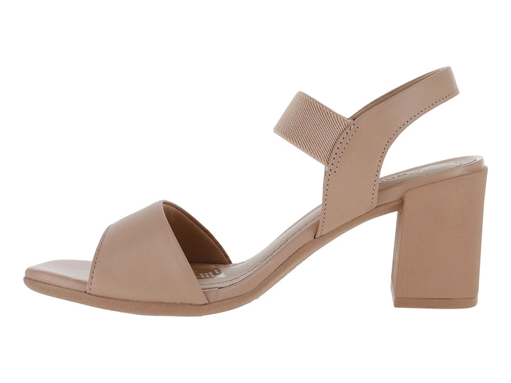 Sandalia color nude con tacón cuadrado y correa elástica para mujer.