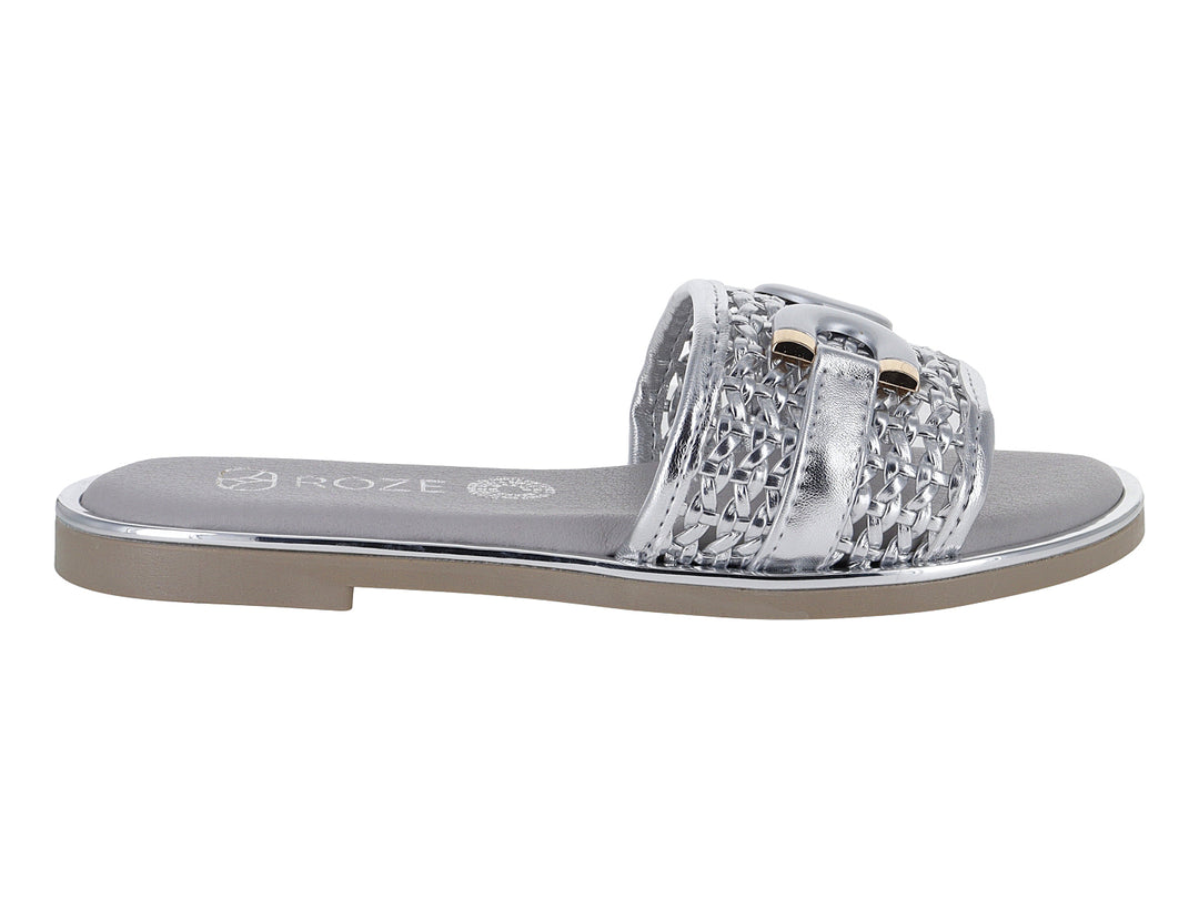 Sandalias planas color plata para mujer con correa trenzada y detalles dorados.