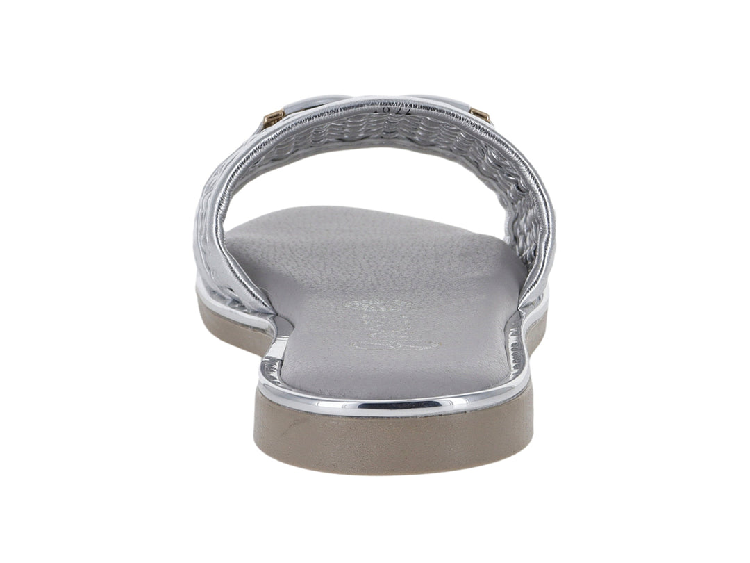 Sandalias planas color plata para mujer con correa trenzada y detalles dorados.
