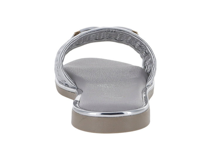 Sandalias planas color plata para mujer con correa trenzada y detalles dorados.