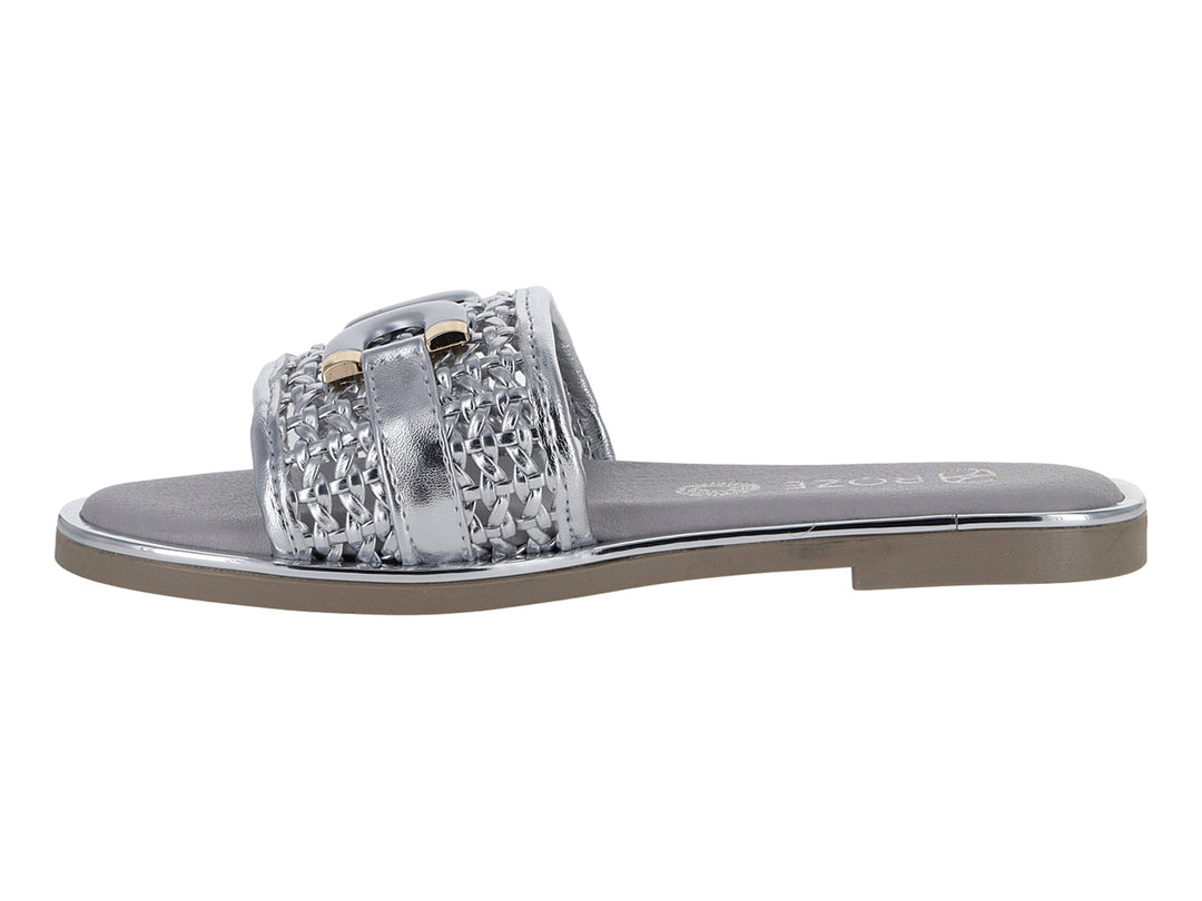 Sandalias planas color plata para mujer con correa trenzada y detalles dorados.