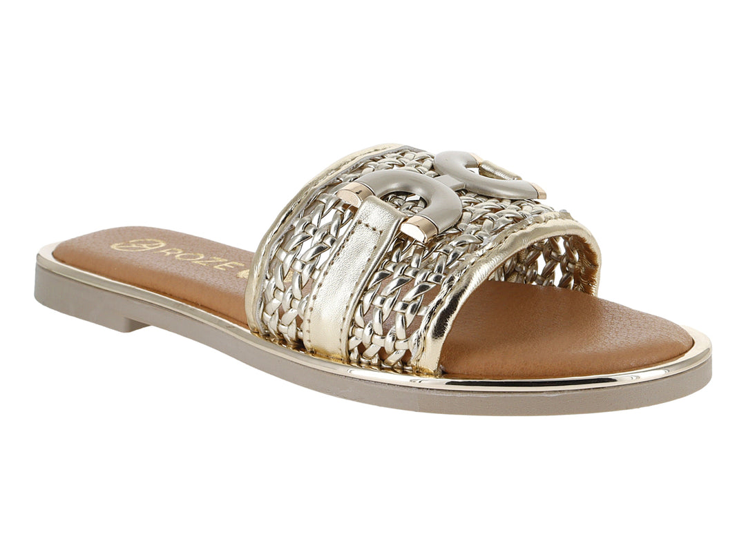 Sandalia para mujer color oro con correa trenzada y detalle de hebilla circular metálica.