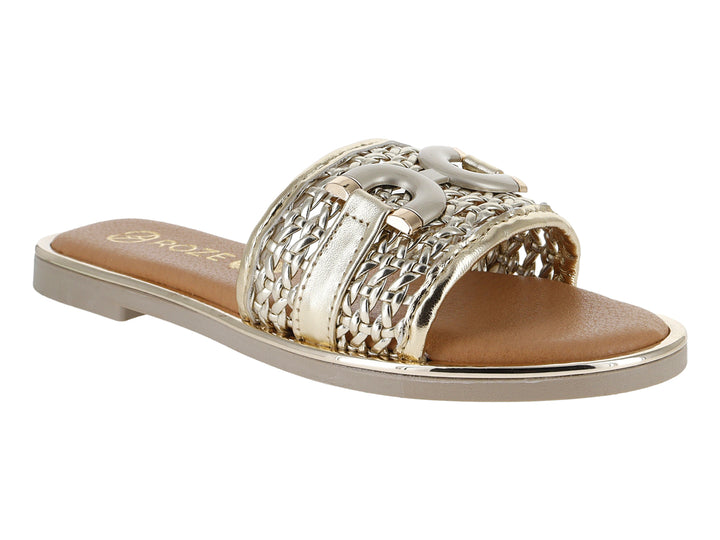 Sandalia para mujer color oro con correa trenzada y detalle de hebilla circular metálica.