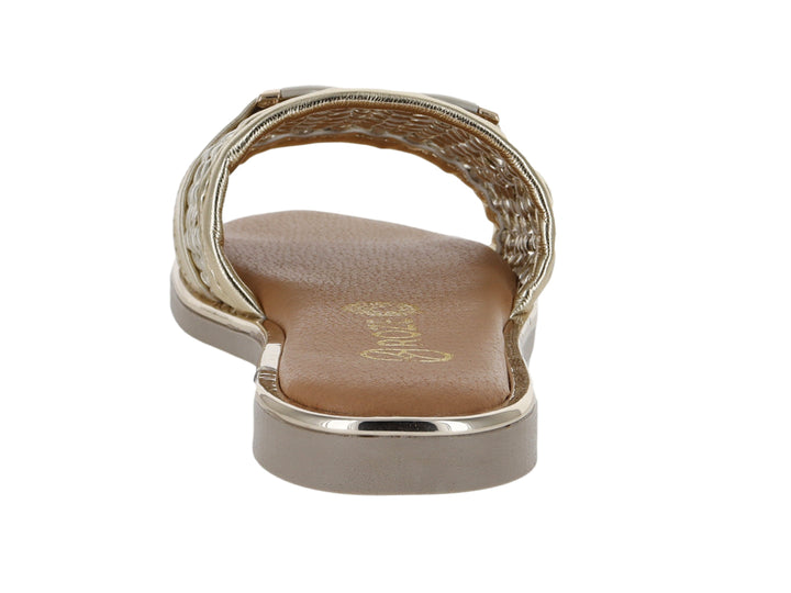 Sandalia para mujer color oro con correa trenzada y detalle de hebilla circular metálica.