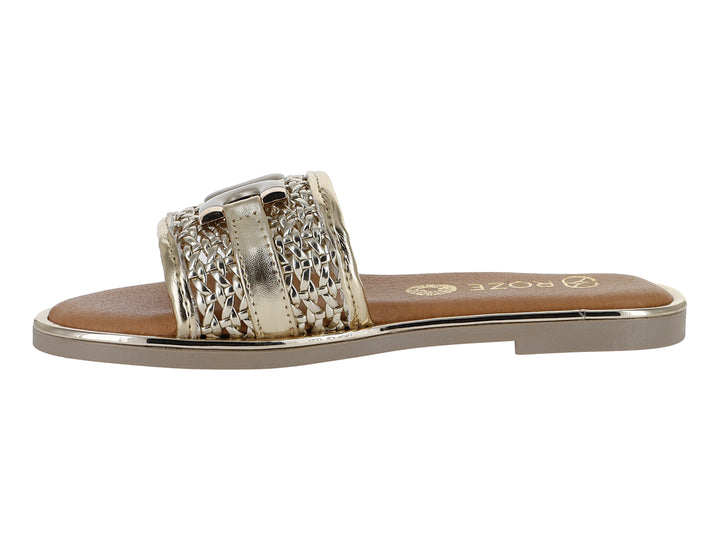 Sandalia para mujer color oro con correa trenzada y detalle de hebilla circular metálica.