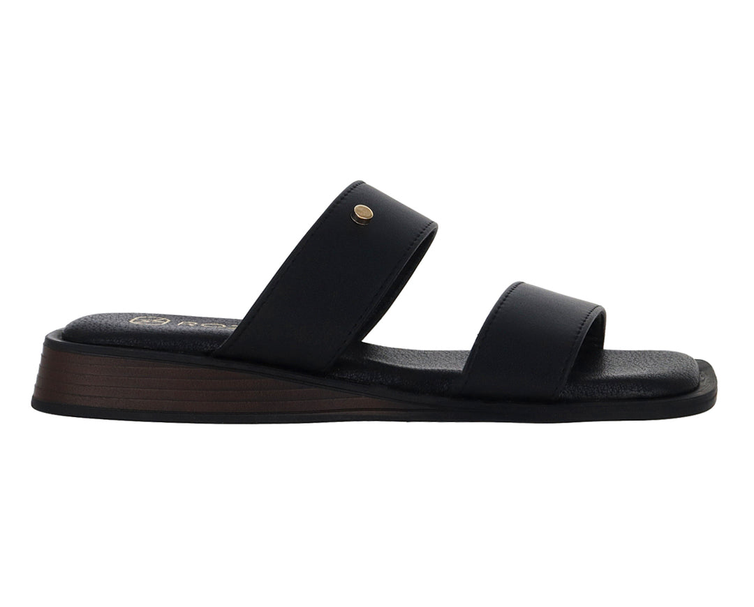 Sandalias negras de plataforma para mujer con dos tiras anchas y un pequeño detalle dorado.