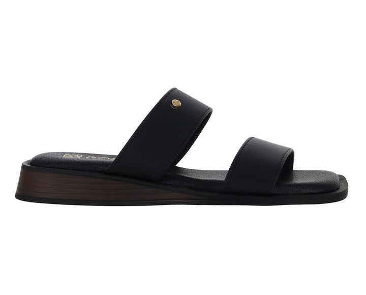 Sandalias negras de plataforma para mujer con dos tiras anchas y un pequeño detalle dorado.