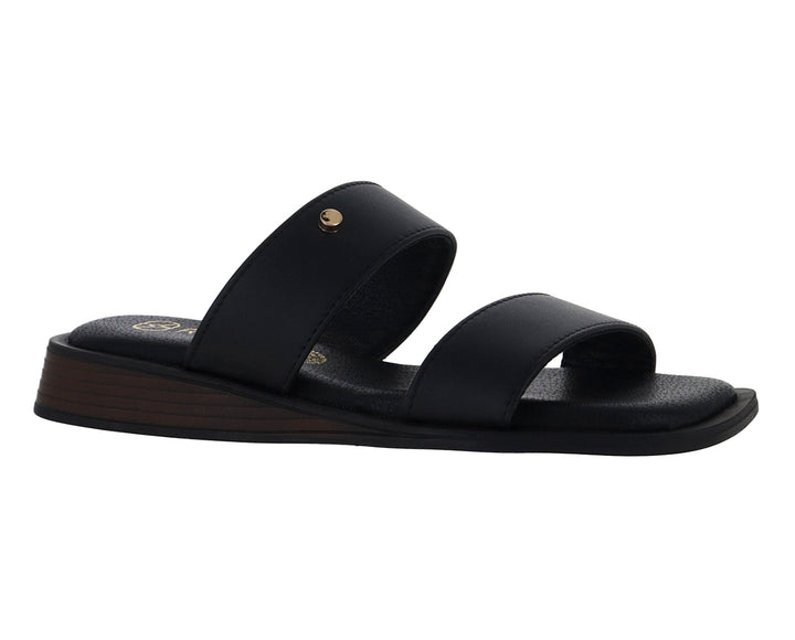 Sandalias negras de plataforma para mujer con dos tiras anchas y un pequeño detalle dorado.