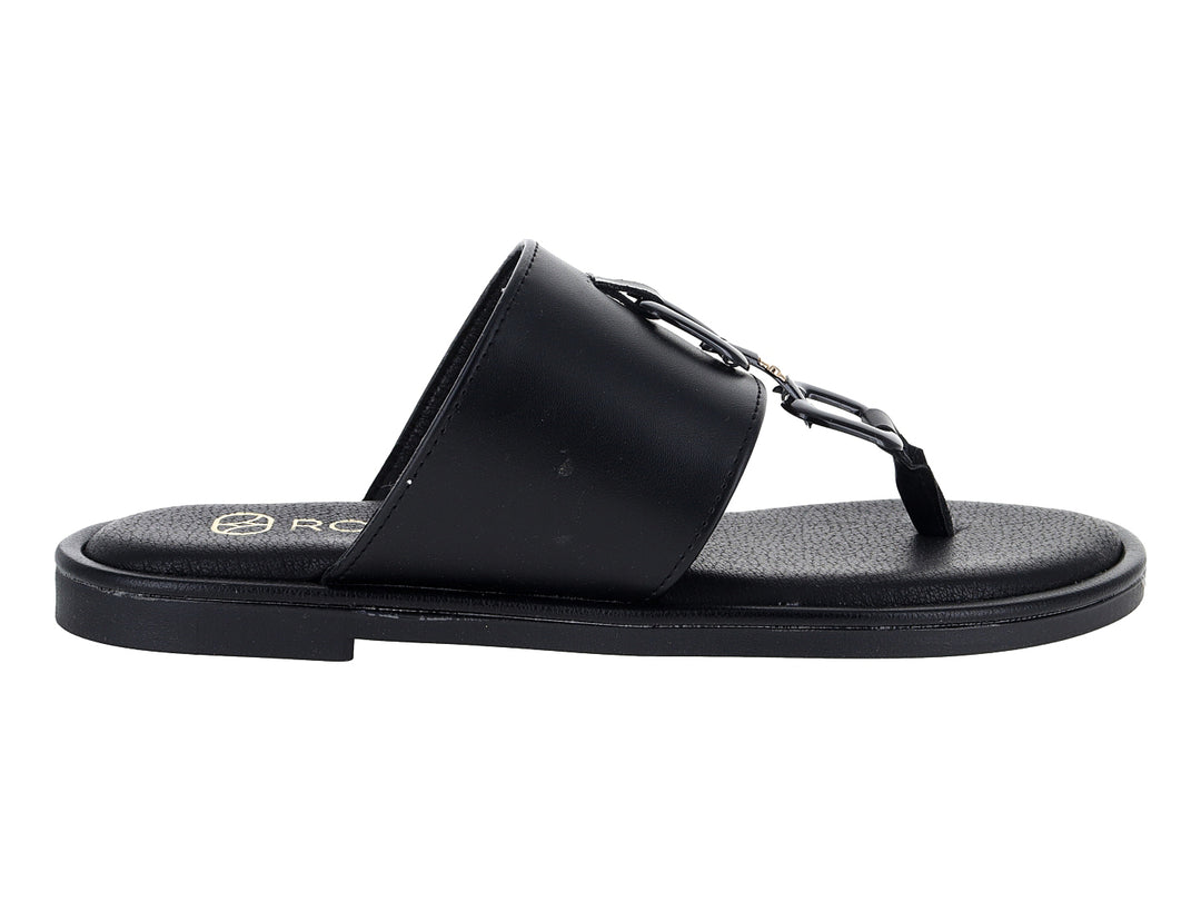 Sandalias negras ROZE para mujer con tira ancha y suela plana texturizada.