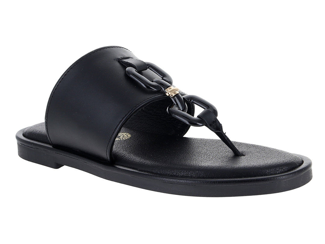 Sandalias negras ROZE para mujer con tira ancha y suela plana texturizada.