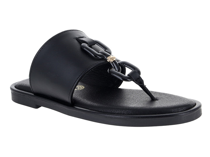 Sandalias negras ROZE para mujer con tira ancha y suela plana texturizada.