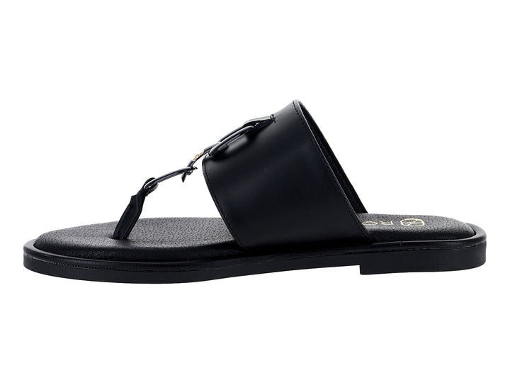 Sandalias negras ROZE para mujer con tira ancha y suela plana texturizada.