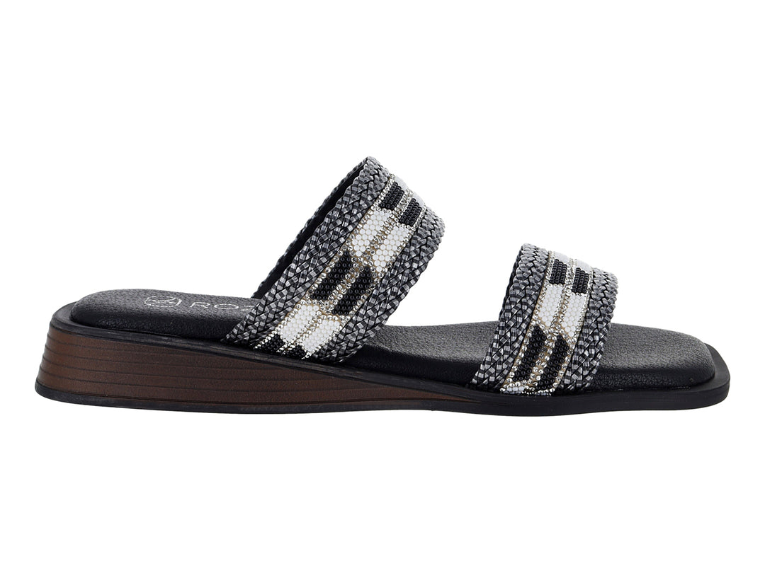 Sandalias negras para mujer marca Roze con tiras tejidas en blanco y negro y suela plana.