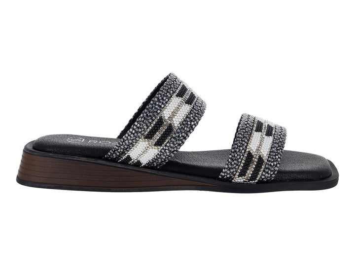 Sandalias negras para mujer marca Roze con tiras tejidas en blanco y negro y suela plana.