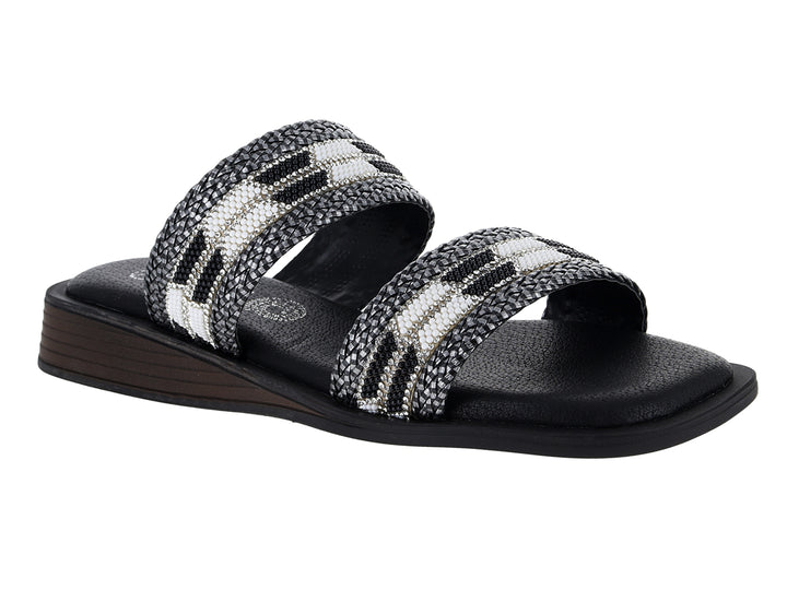 Sandalias negras para mujer marca Roze con tiras tejidas en blanco y negro y suela plana.