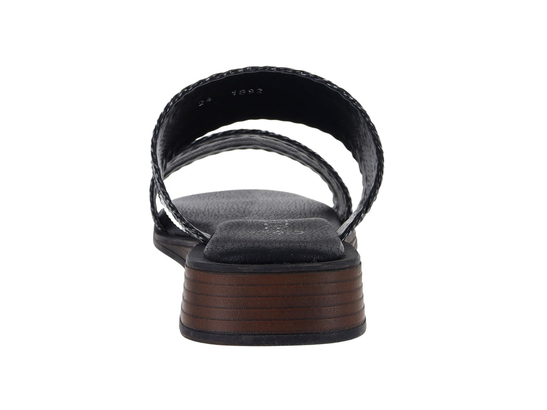 Sandalias negras para mujer marca Roze con tiras tejidas en blanco y negro y suela plana.