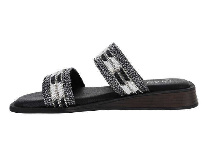 Sandalias negras para mujer marca Roze con tiras tejidas en blanco y negro y suela plana.