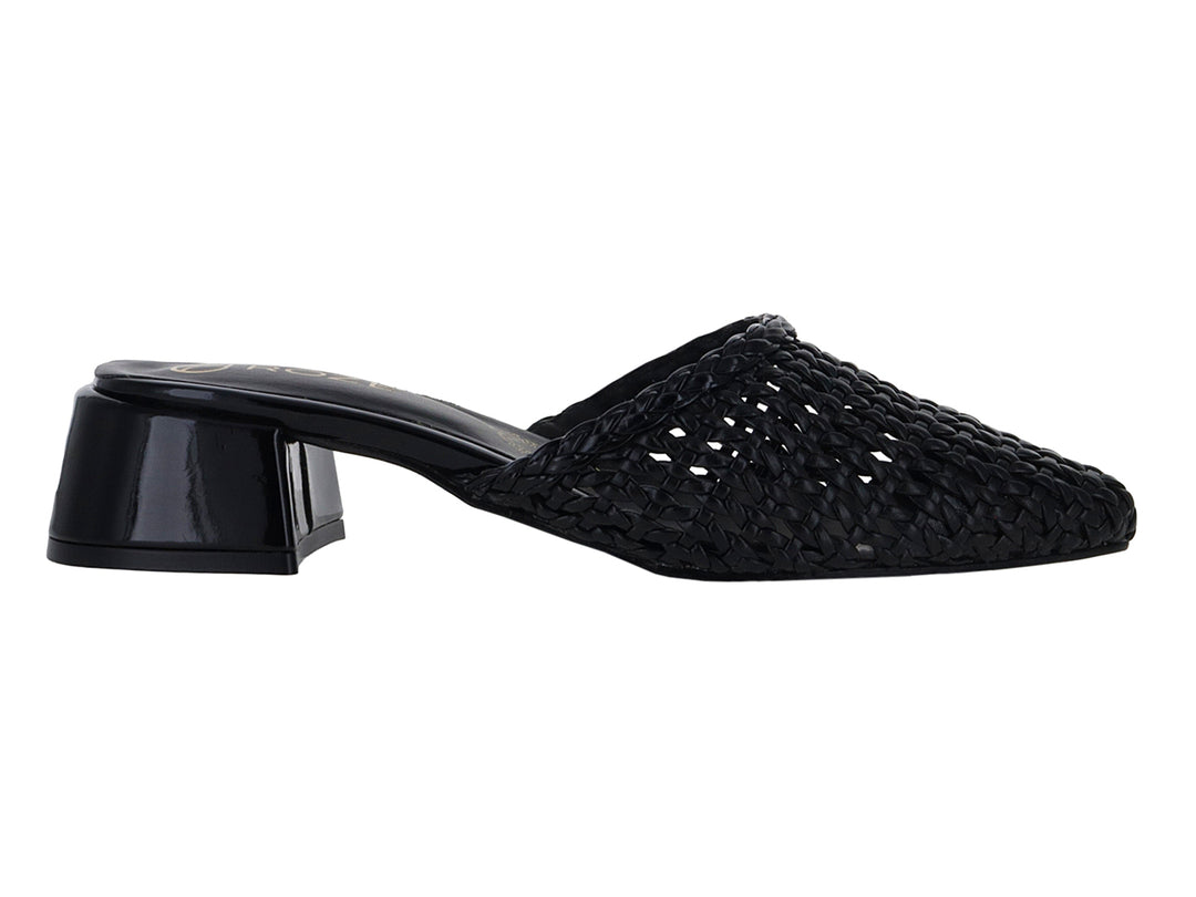 Zapato mule negro para mujer con diseño entrelazado y tacón cuadrado brillante.