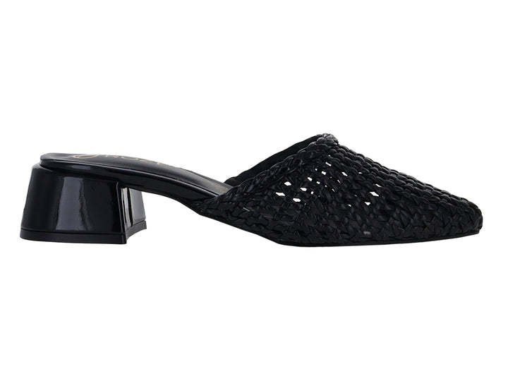 Zapato mule negro para mujer con diseño entrelazado y tacón cuadrado brillante.