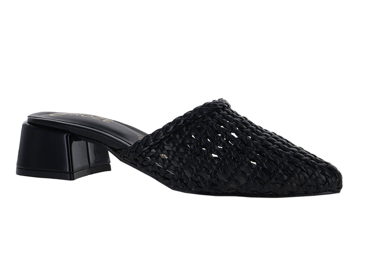 Zapato mule negro para mujer con diseño entrelazado y tacón cuadrado brillante.