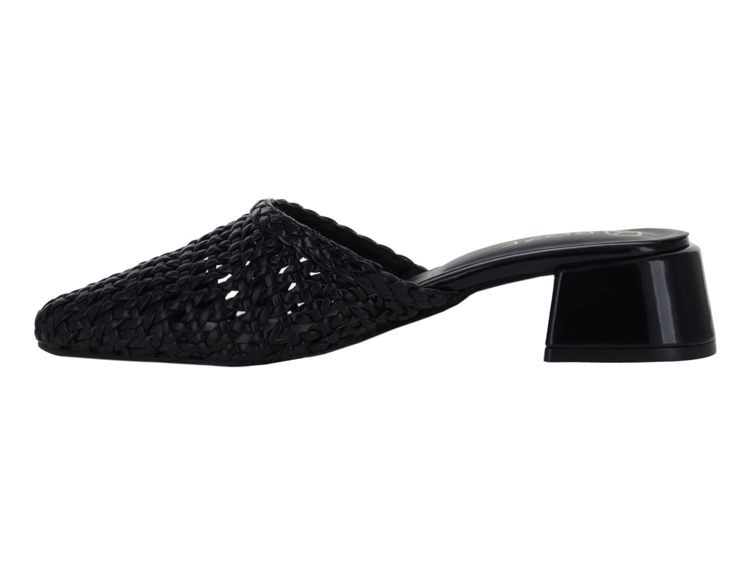 Zapato mule negro para mujer con diseño entrelazado y tacón cuadrado brillante.