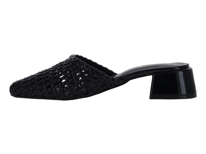 Zapato mule negro para mujer con diseño entrelazado y tacón cuadrado brillante.