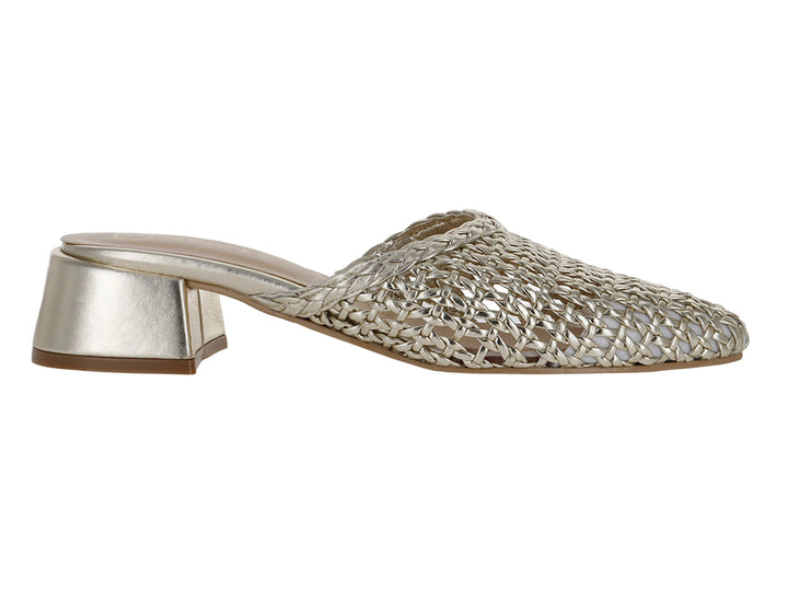 Zapato mule color oro con diseño entrelazado y tacón cuadrado.