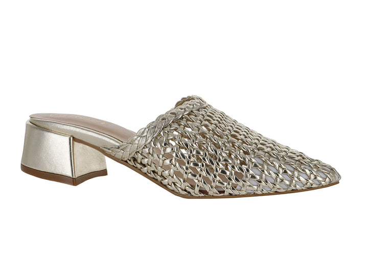Zapato mule color oro con diseño entrelazado y tacón cuadrado.