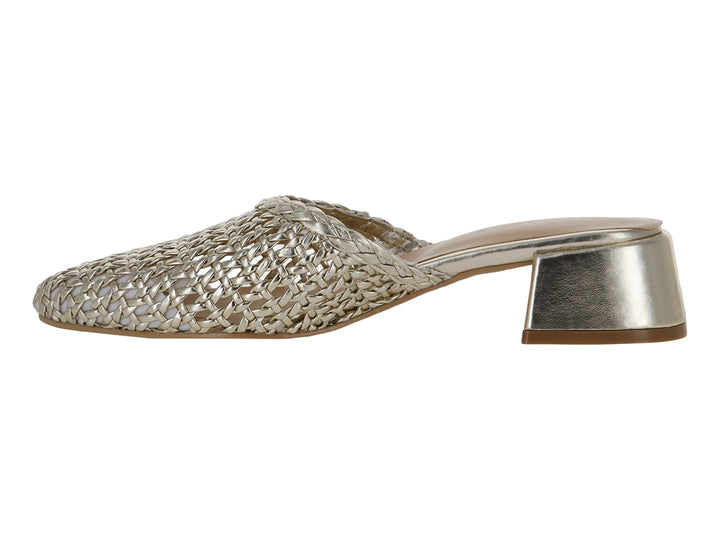 Zapato mule color oro con diseño entrelazado y tacón cuadrado.