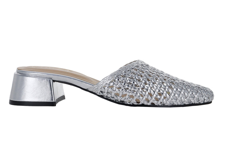 Zapato mule color plata con diseño entrelazado y tacón cuadrado.