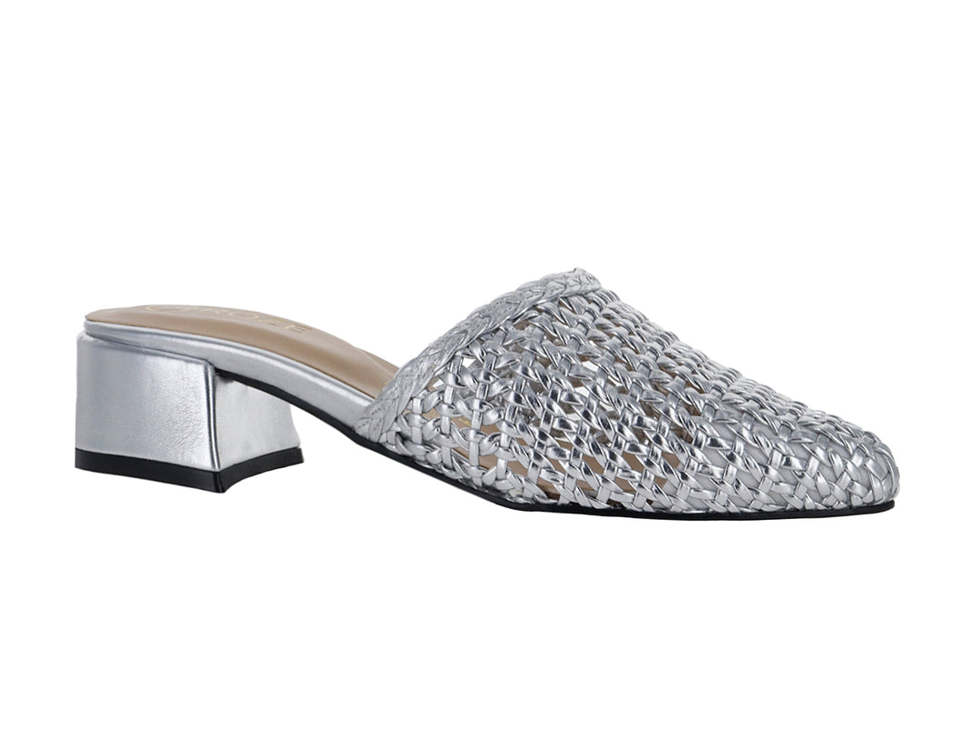 Zapato mule color plata con diseño entrelazado y tacón cuadrado.