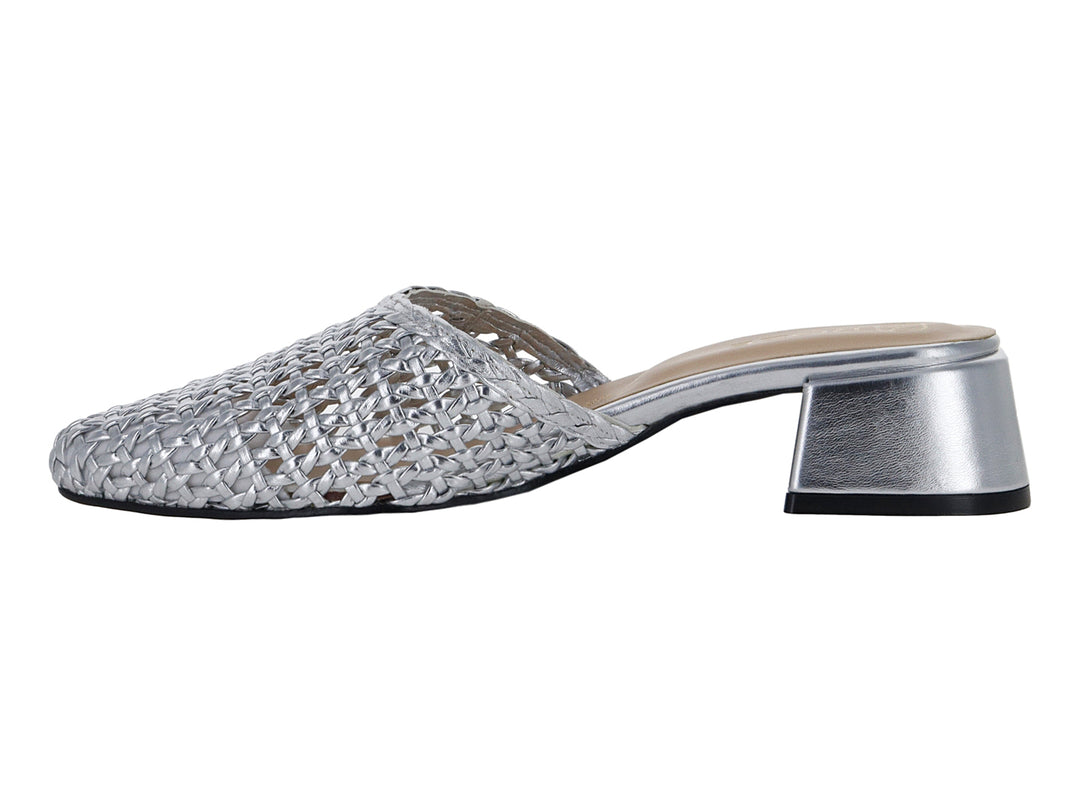 Zapato mule color plata con diseño entrelazado y tacón cuadrado.
