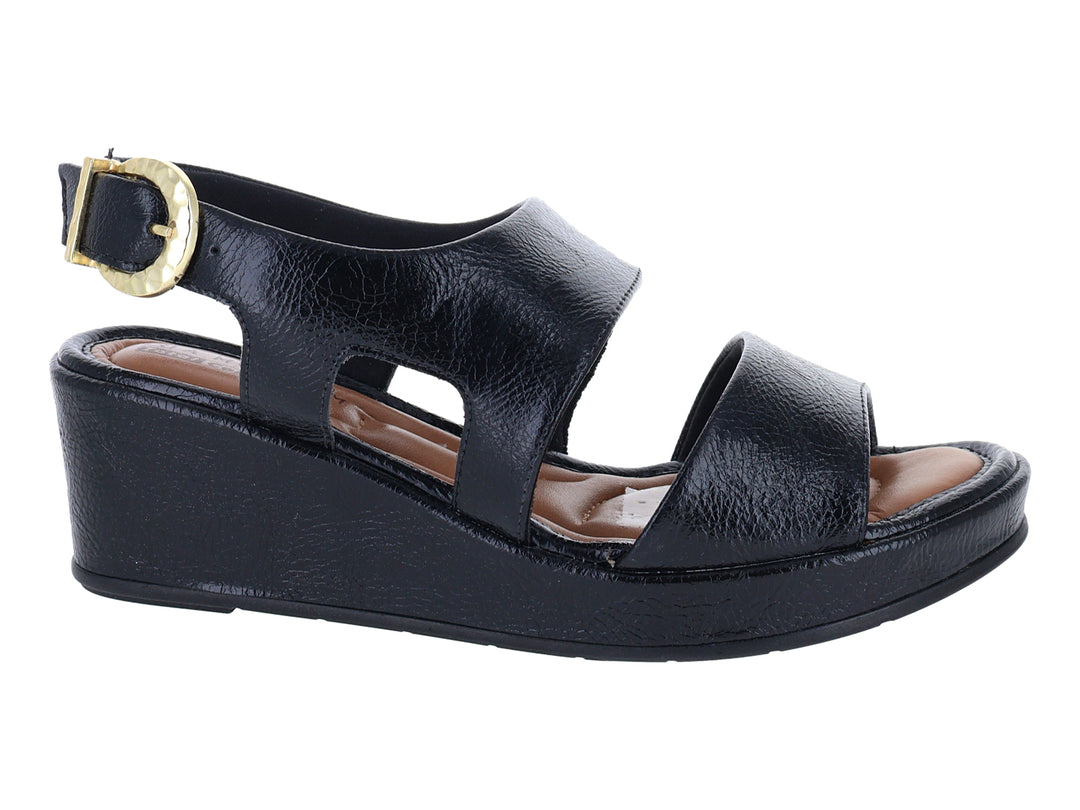 Sandalia negra de plataforma con hebilla dorada y suela cuña para Mujer.