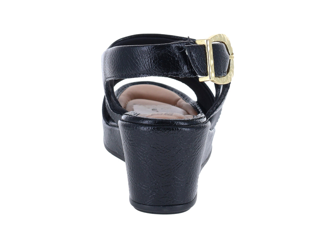 Sandalia negra de plataforma con hebilla dorada y suela cuña para Mujer.