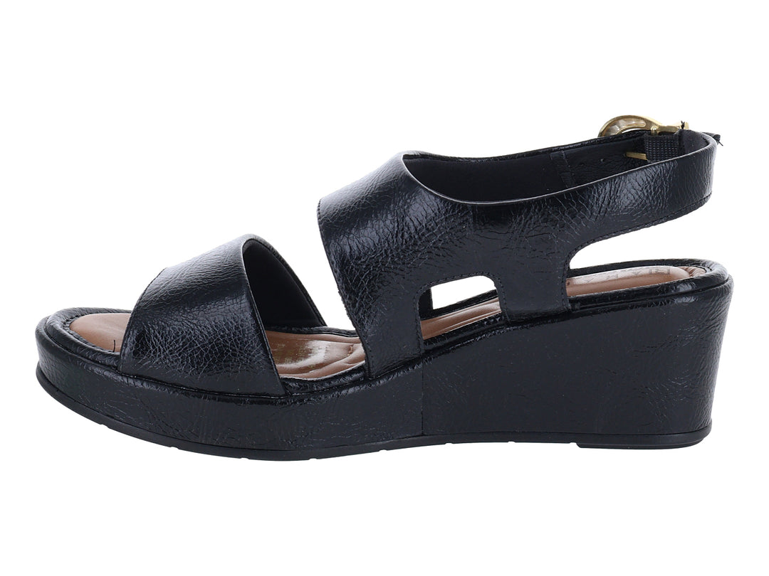 Sandalia negra de plataforma con hebilla dorada y suela cuña para Mujer.