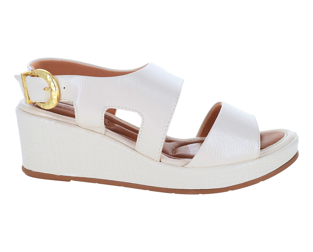 Sandalia de plataforma color off white con hebilla dorada y suela marrón.