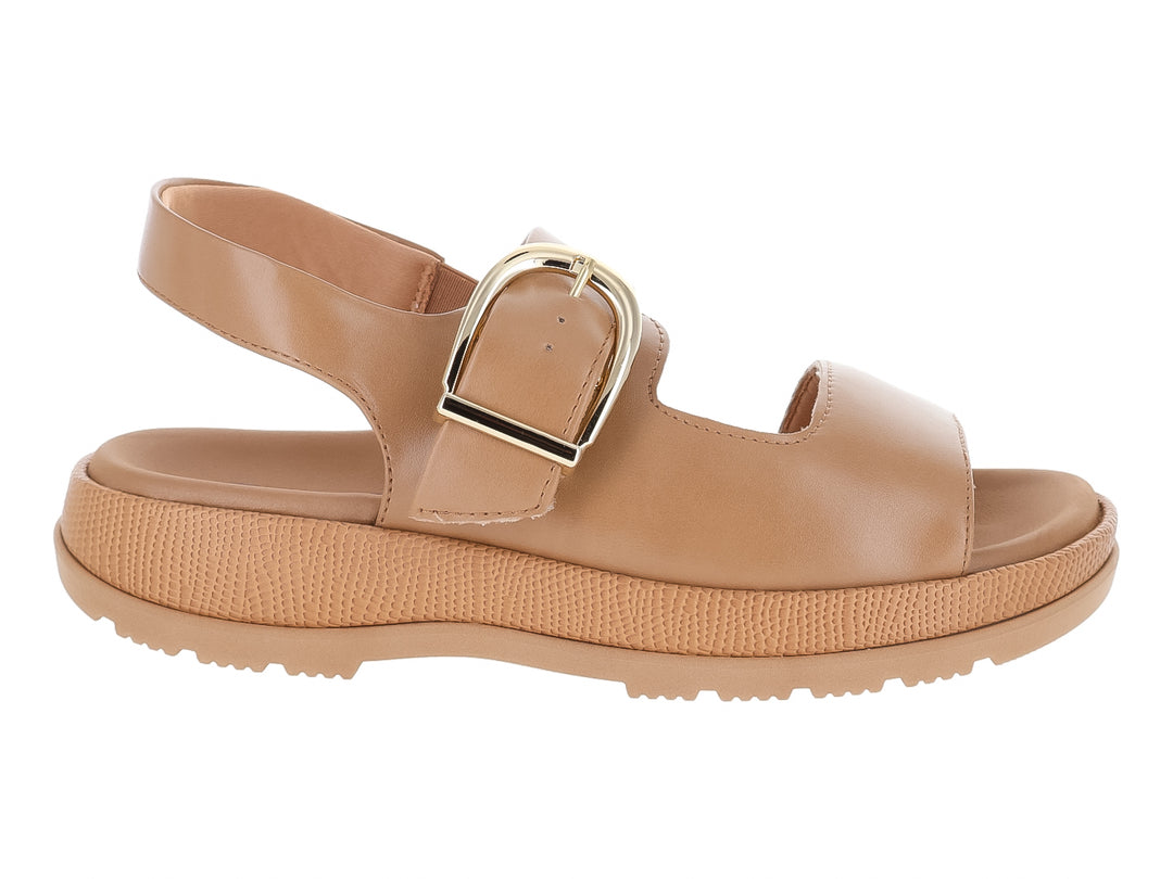 Sandalias de plataforma color marrón claro con hebilla dorada para mujer.