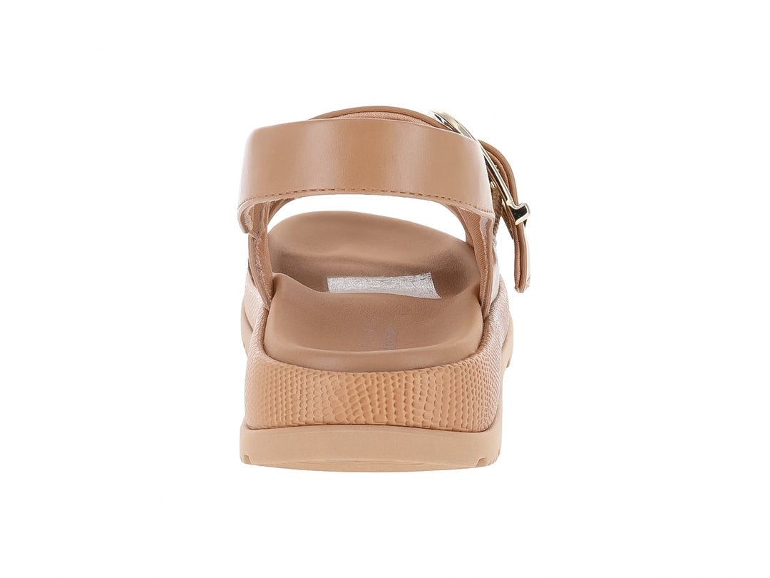 Sandalias de plataforma color marrón claro con hebilla dorada para mujer.
