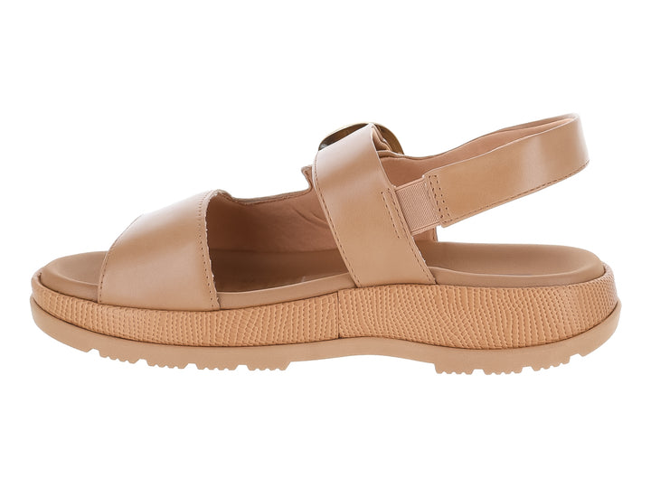 Sandalias de plataforma color marrón claro con hebilla dorada para mujer.