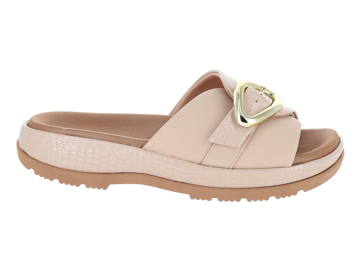 Sandalias confort Ramarim color almendra con hebilla dorada y suela con textura croco.