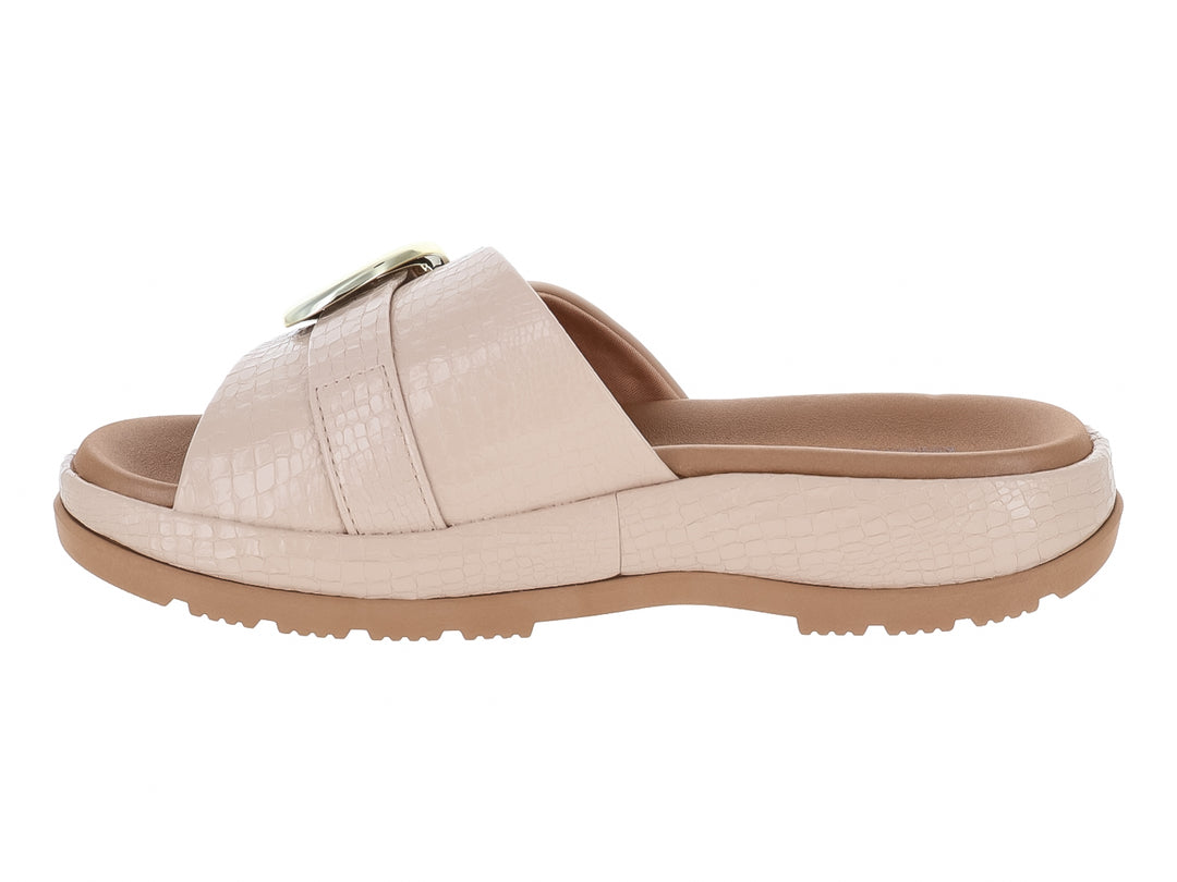 Sandalias confort Ramarim color almendra con hebilla dorada y suela con textura croco.