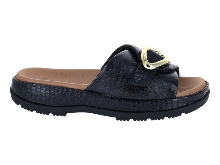 Sandalias negras de confort Ramarim con hebilla dorada y suela texturizada para mujer.