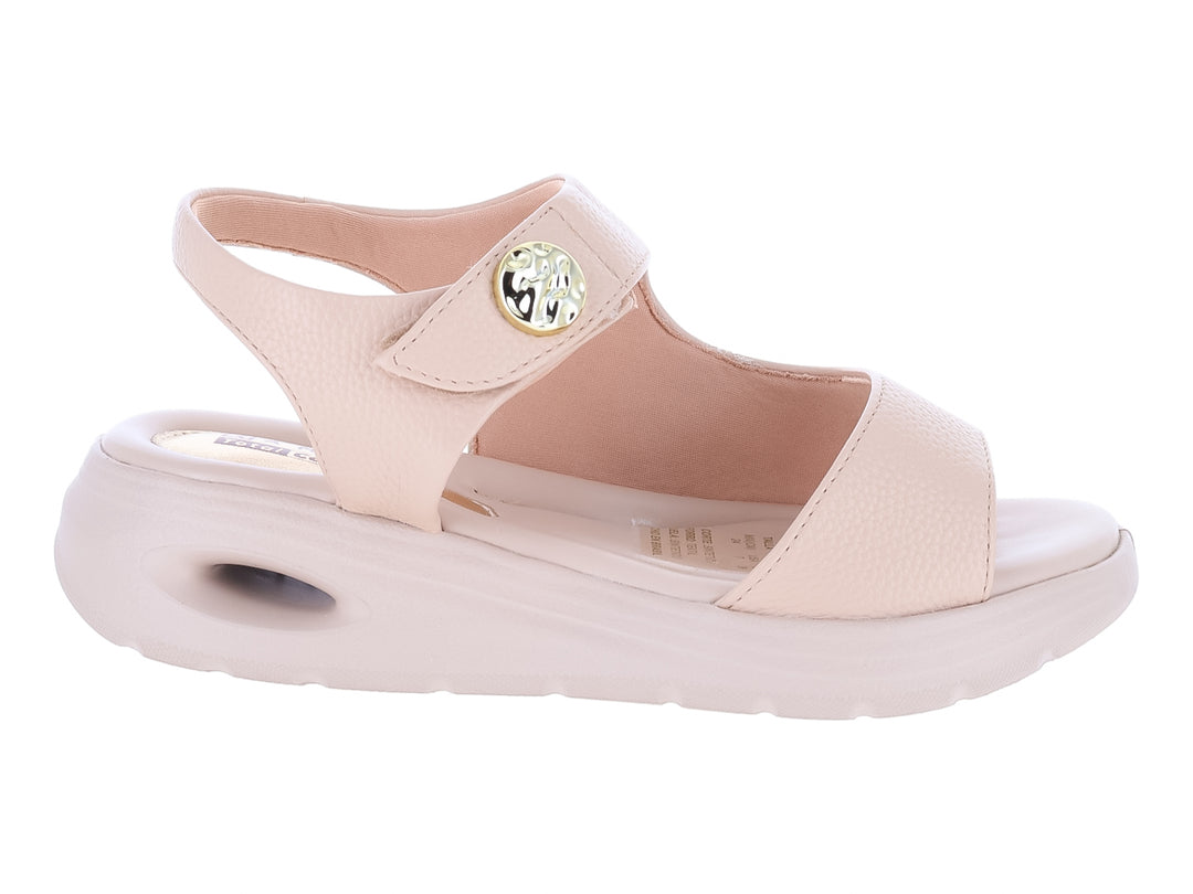 Sandalia color almendra para mujer con suela de confort y correa ajustable con detalle dorado.